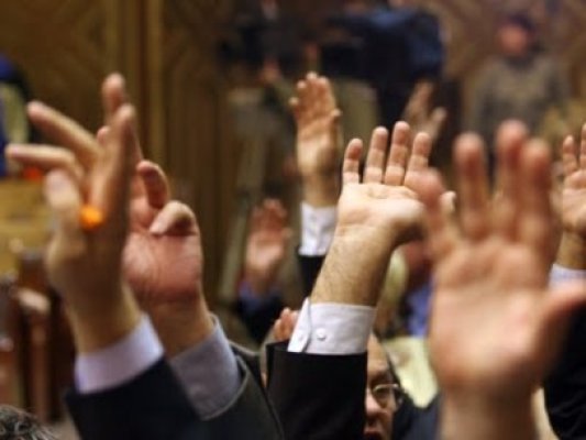 Fără uniformă la şcoală: Legea pentru obligativitatea uniformelor, respinsă de Senat